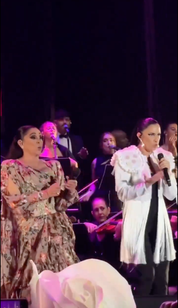 Isabel Pantoja baila 'Garlochí' junto a María Pelae.