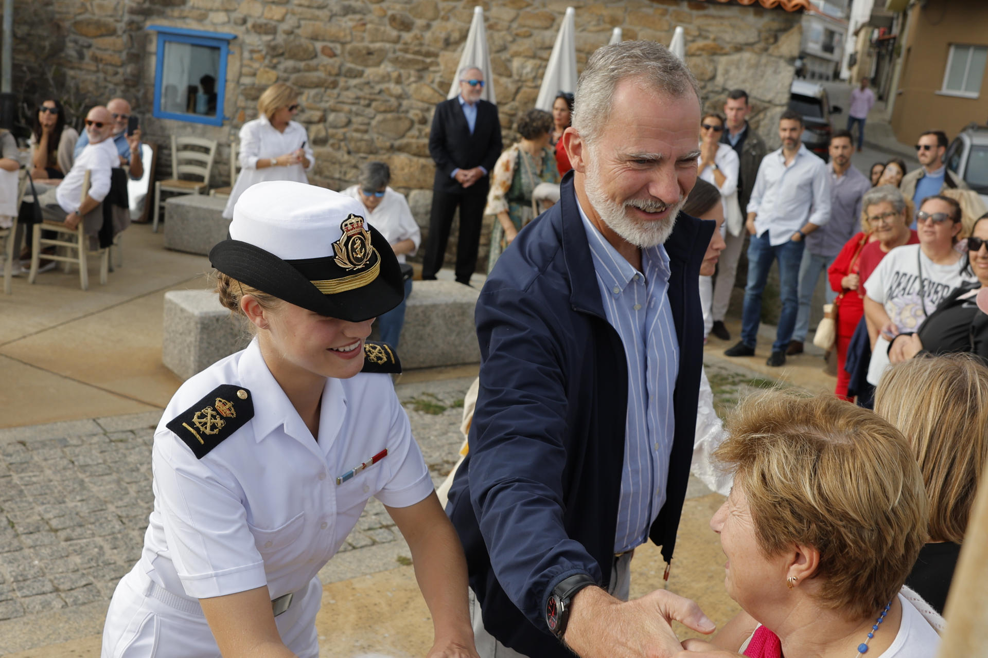 Felipe VI y la princesa Leonor saludan a varias personas durante un almuerzo familiar este sábado en un restaurante de la Villagarcía de Arousa.