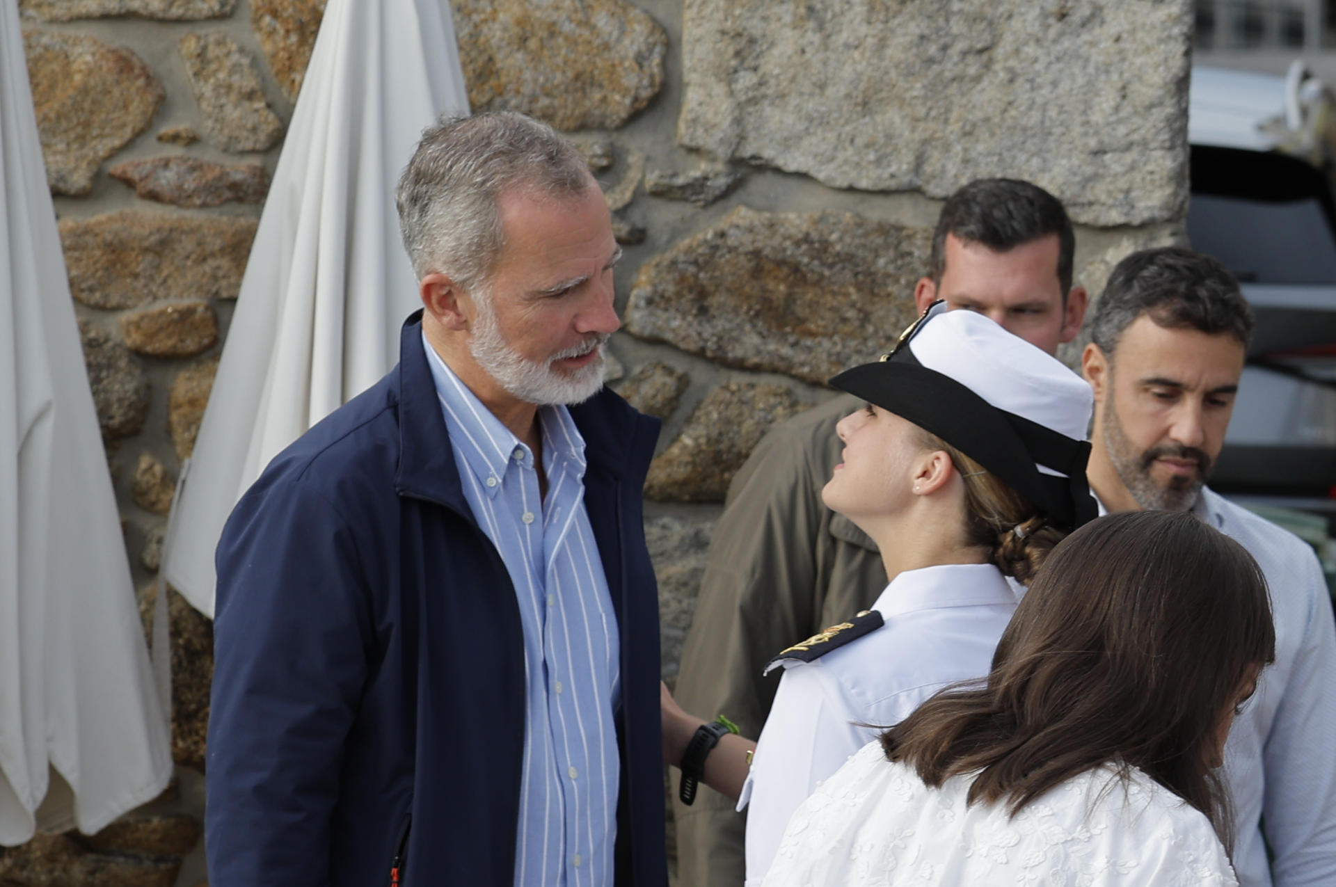 El rey Felipe VI conversa con su hija, la princesa Leonor, tras disfrutar de una comida juntos.