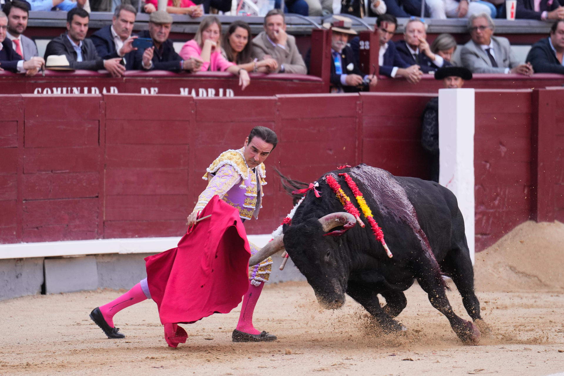 El diestro Enrique Ponce en un momento del Primer festejo de la Feria de Otoño en Las Ventas en su despedida de Madrid.