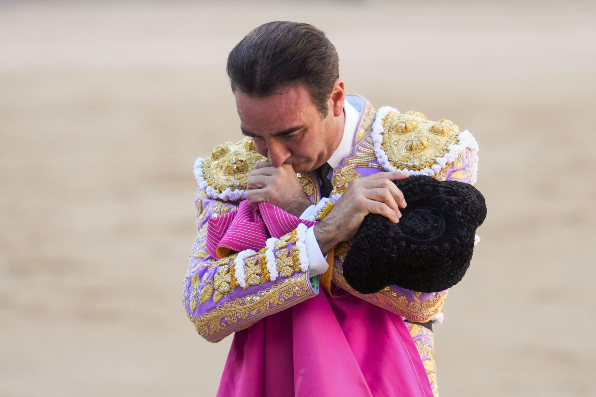 Enrique Ponce se corta la coletilla en Madrid.