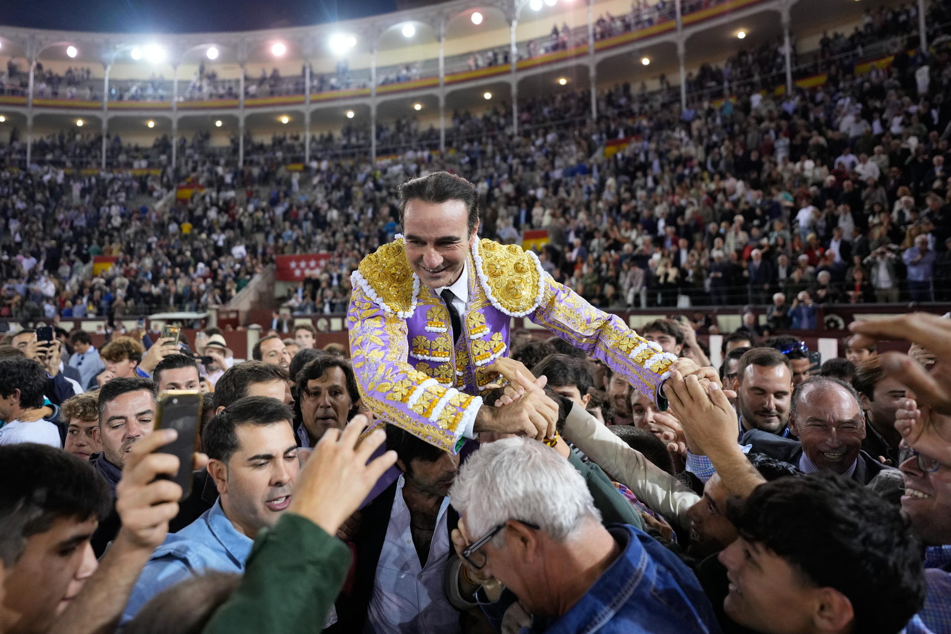 El diestro salió a hombros por la puerta grande tras su actuación en el primer festejo de la Feria de Otoño.