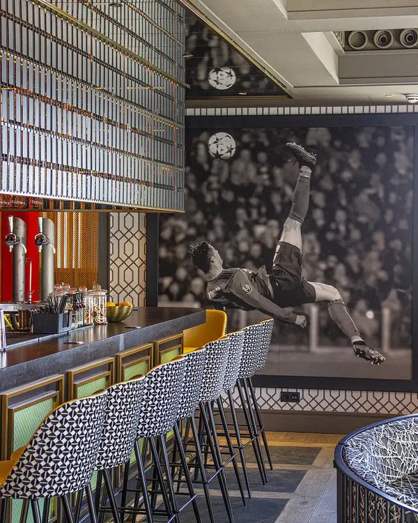 Imagen del bar del hotel Pestana CR7 en Madrid.