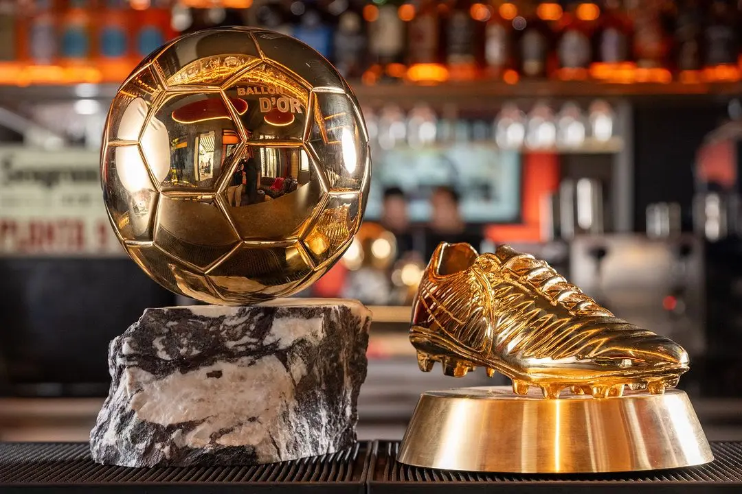 Imagen del bar del hotel de Madrid donde se puede ver el balón y la bota de oro de Cristiano.