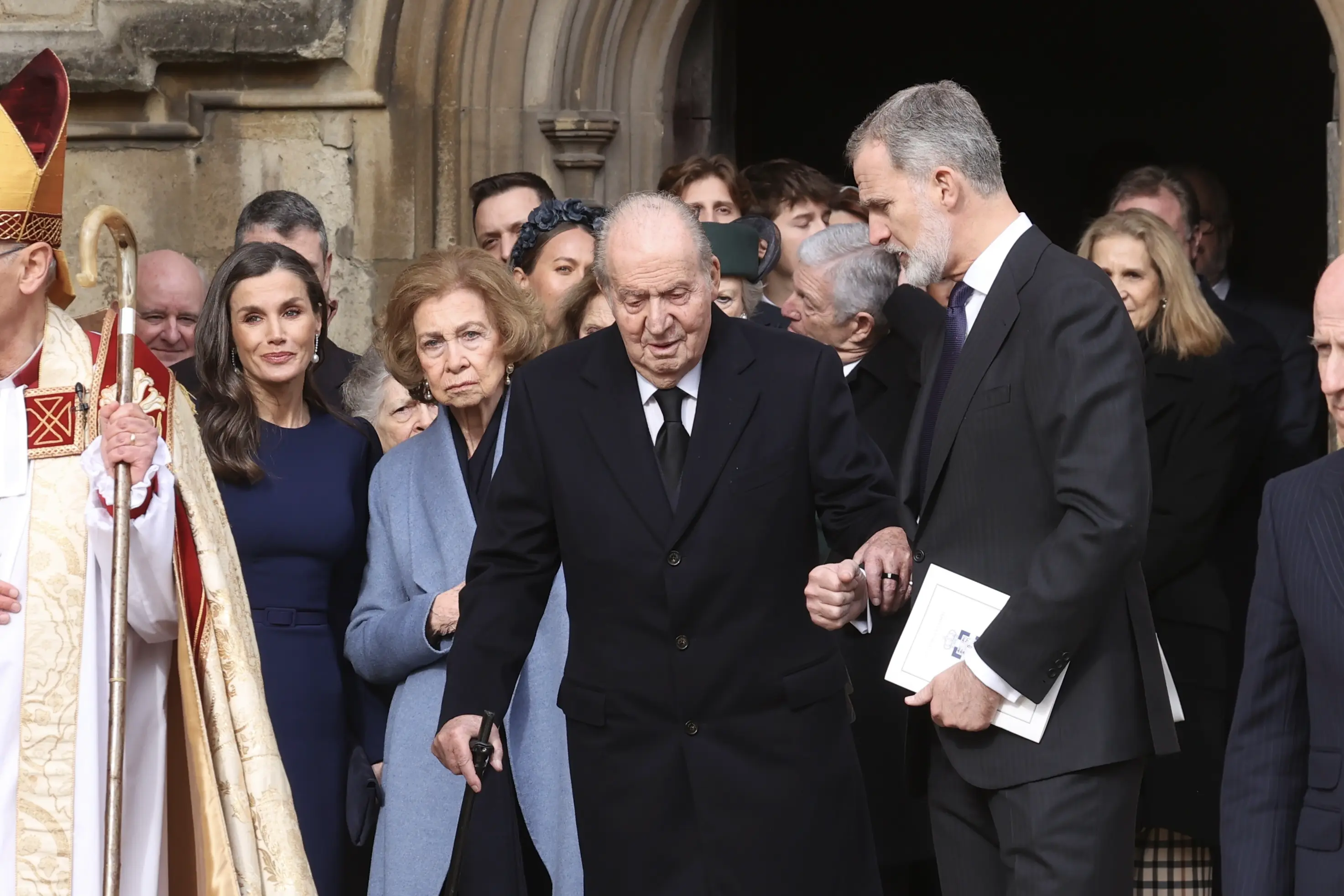 El rey y Juan Carlos en la misa por el rey Constantino de Grecia. Imagen de archivo de EFE.