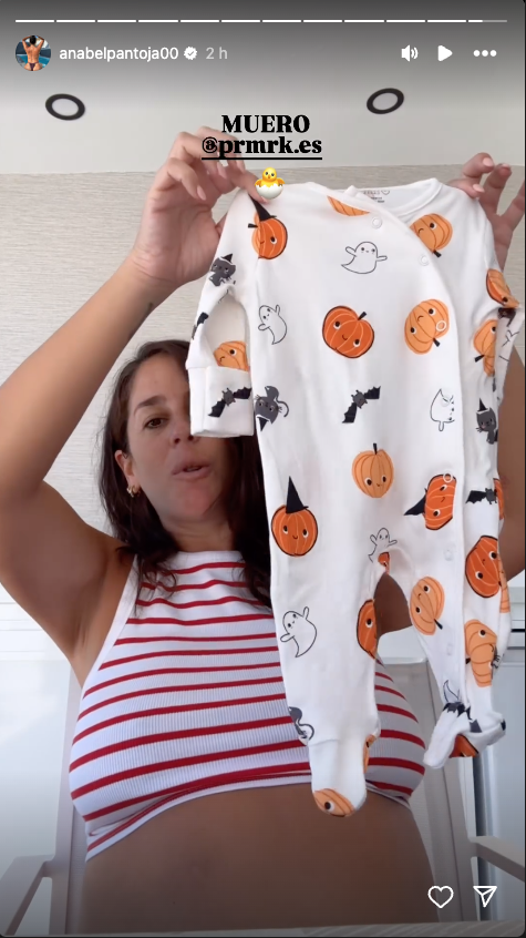 Anabel ha elegido ropita con motivos de calabazas para celebrar que su hijo nacerá en Halloween.