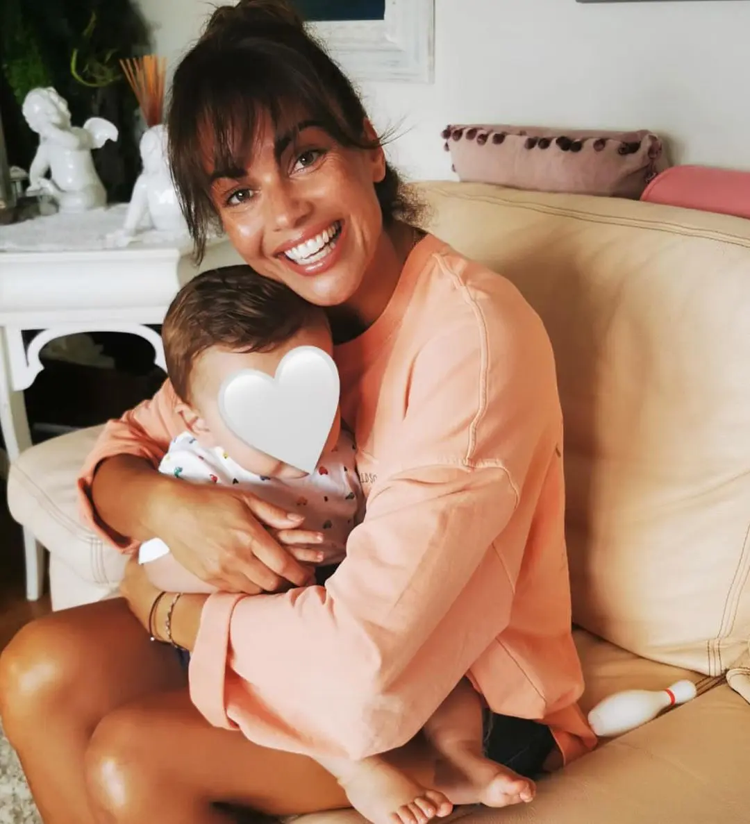 Lara Álvarez con Leo, el nuevo miembro de la familia.