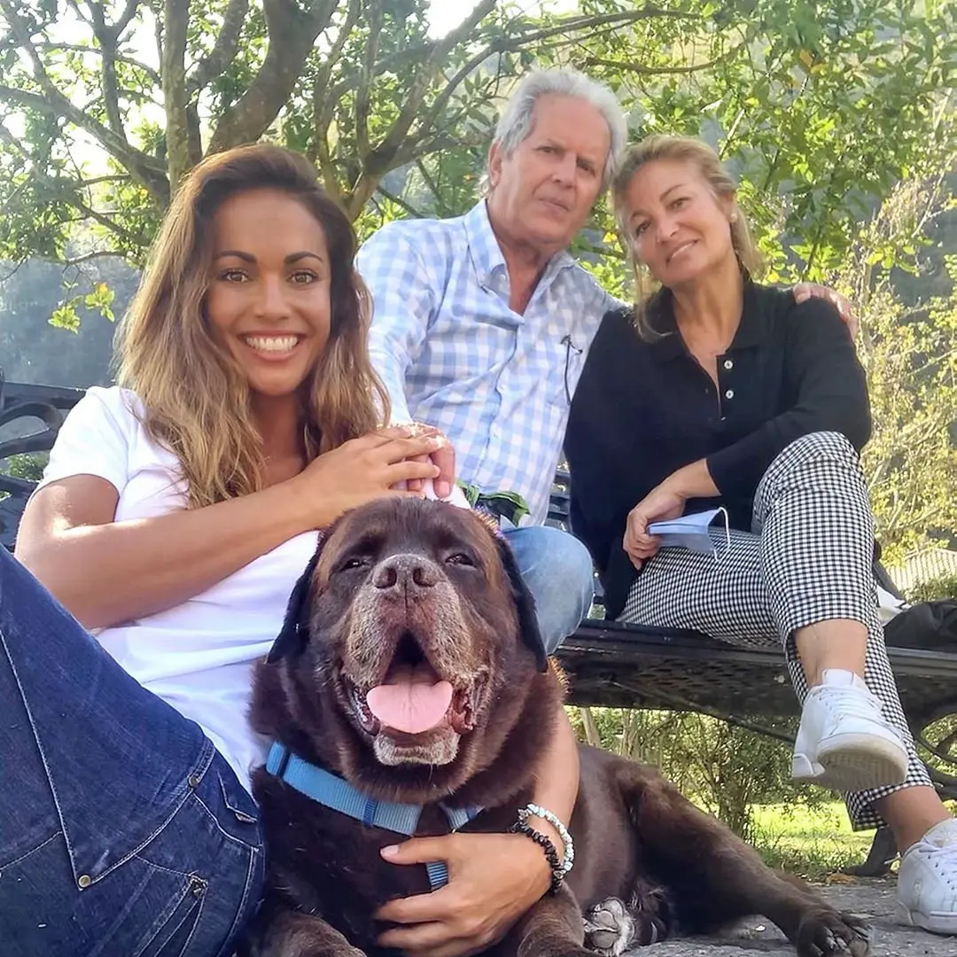 Lara con sus padres y su perro.