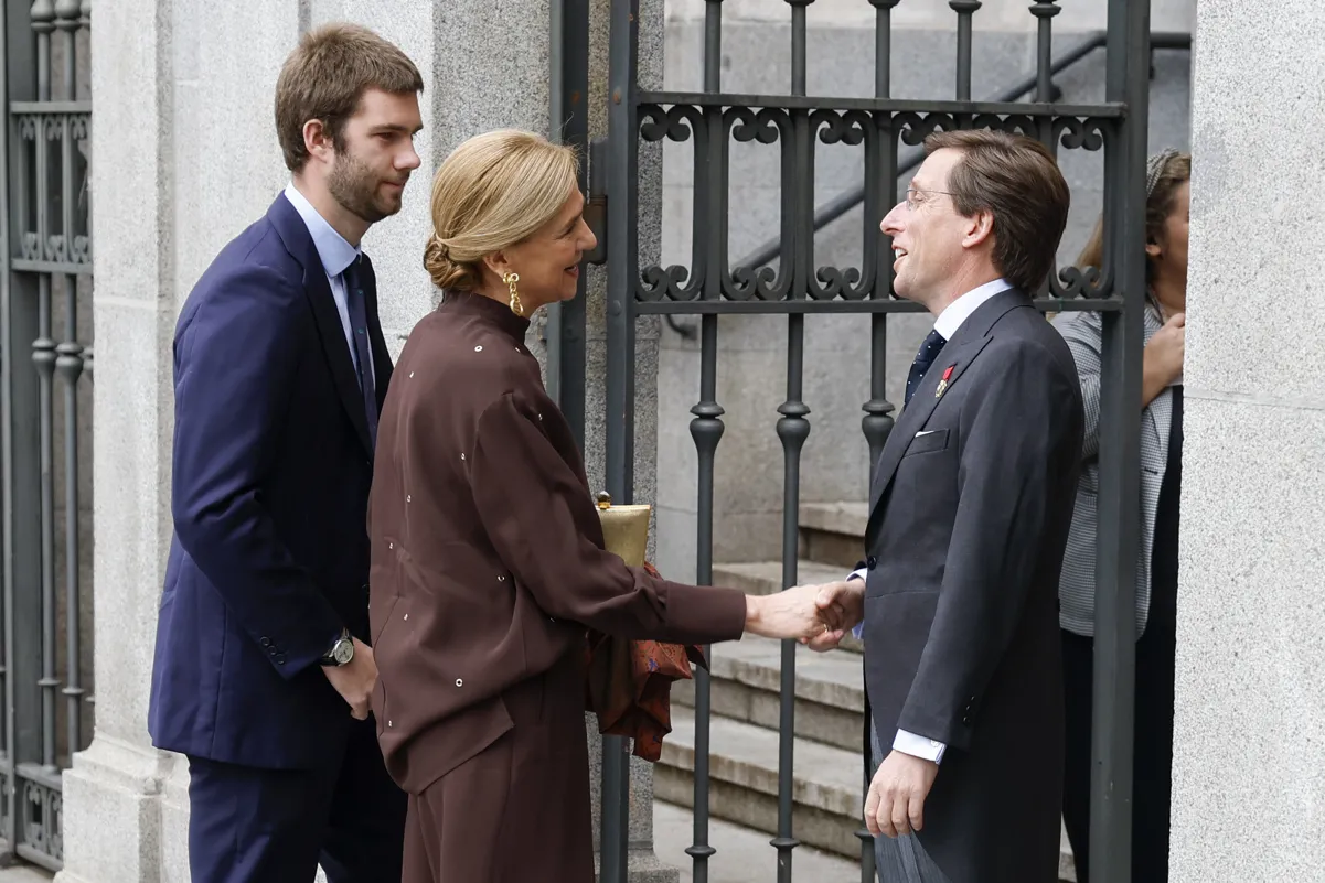 Juan Urdangarin y su madre, saludando a Almeida.