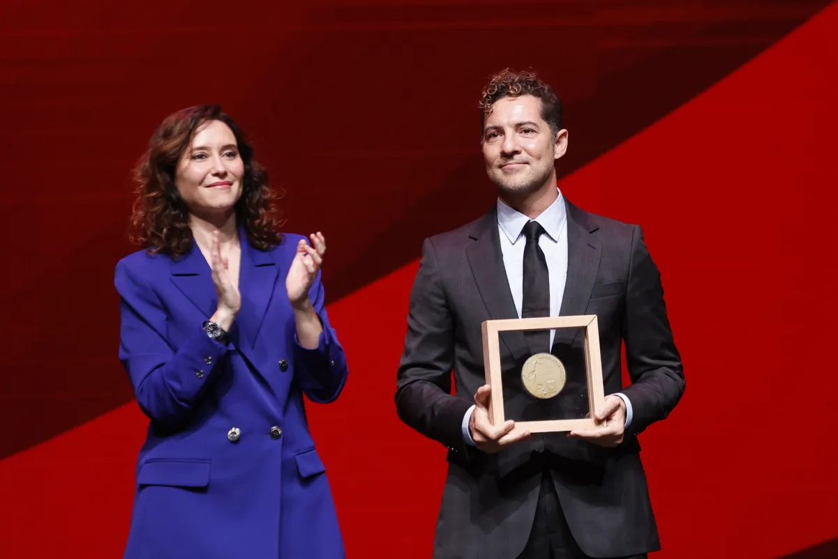 David Bisbal recibiendo el Premio de la Cultura de manos de Isabel Díaz Ayuso.