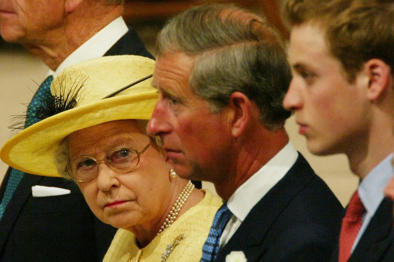 Isabel II, junto a Carlos III y el príncipe Guillermo.