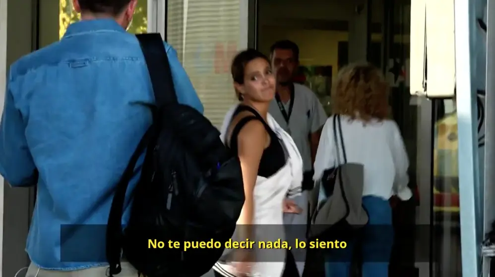 Gloria Camila a las puertas del hospital antes de ver a su padre.