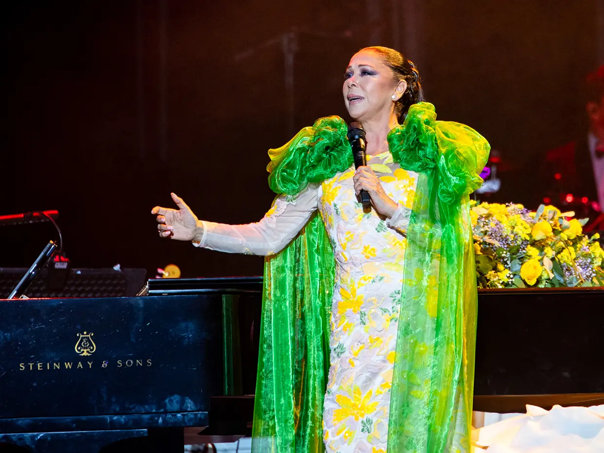 Isabel durante el concierto en Almería en el que le dedicó a Paquirri 'Amor eterno',
entre lágrimas.