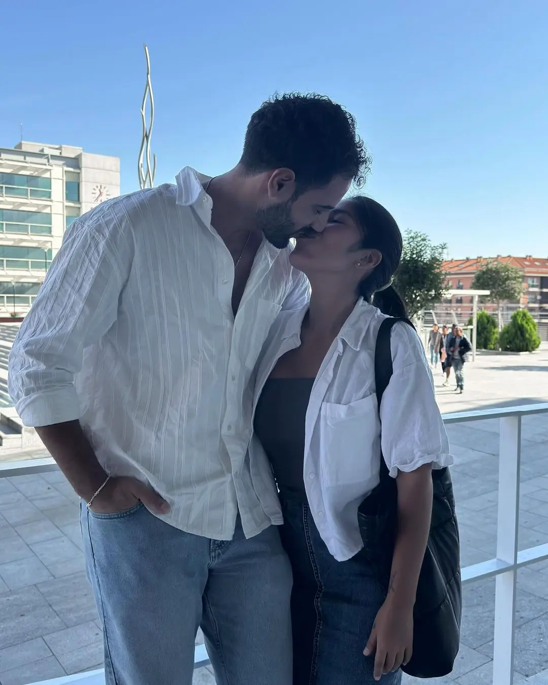 La pareja, muy enamorada, está ilusionada con su nuevo hogar.