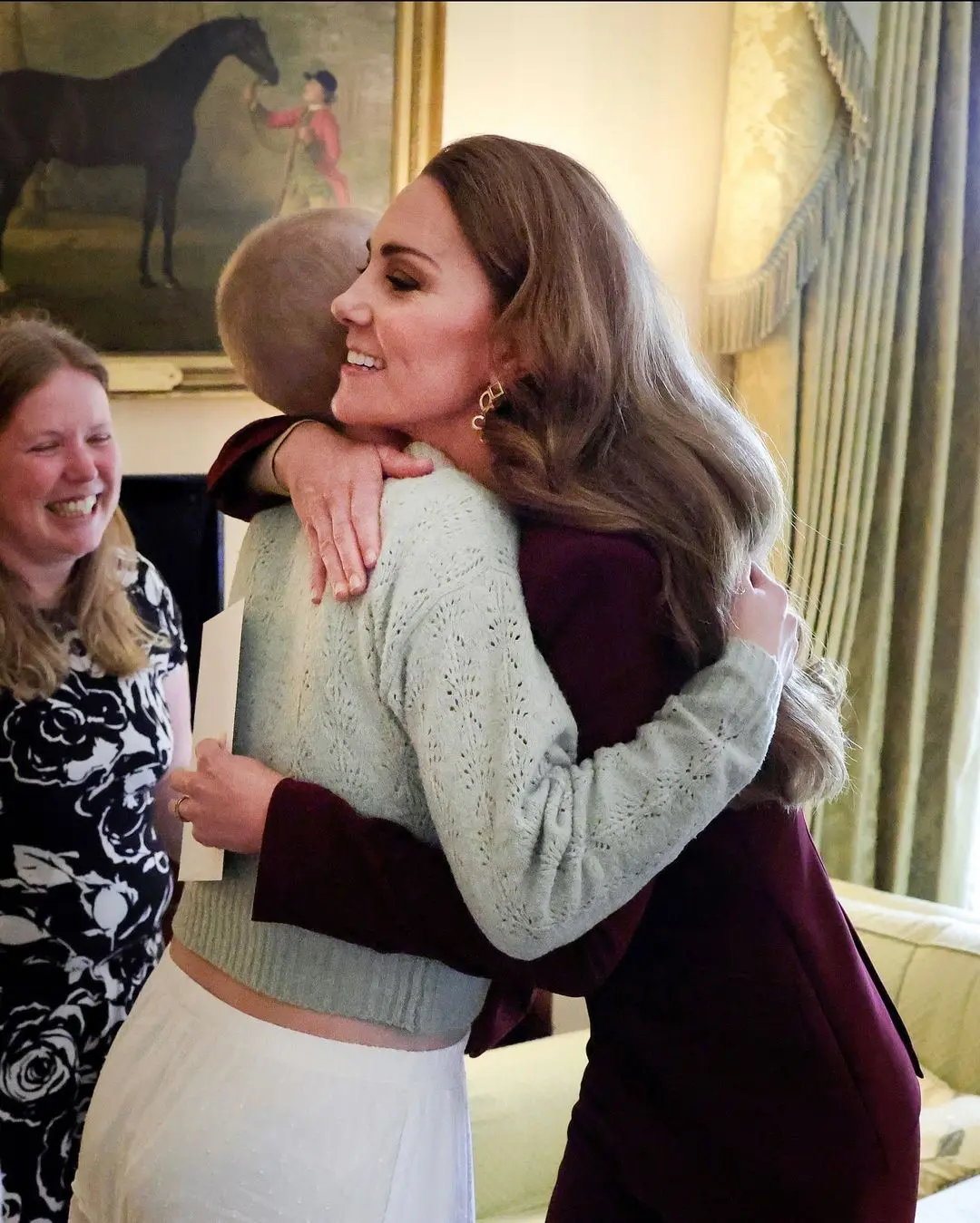 Kate se fundió en un tierno abrazo con Liz Hutton.