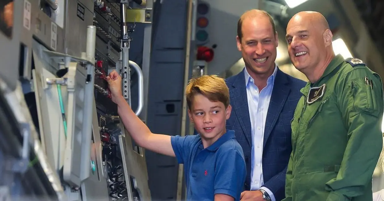 El príncipe George con su padre el príncipe Guillermo y un instructor de aviación.