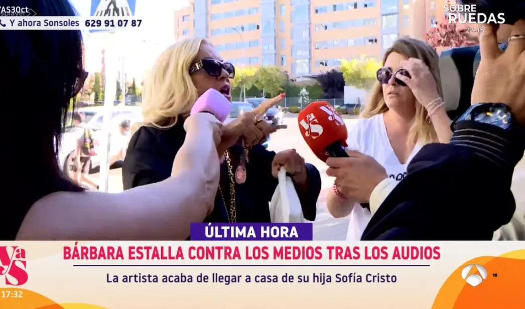 Fotograma del programa 'Y ahora Sonsoles' donde se puede ver a Bárbara Rey nerviosa con la prensa.