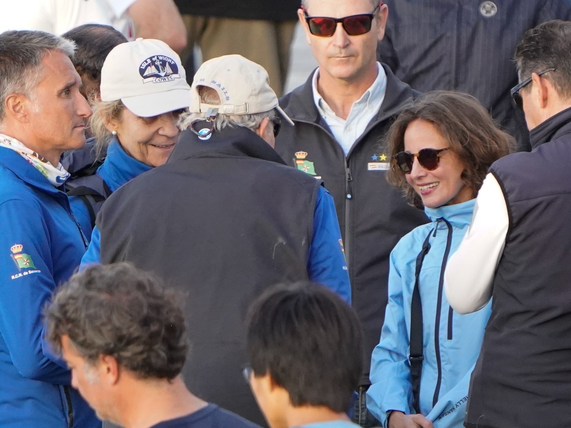 El Rey Juan Carlos, la Infanta Elena y Laurence Debray durante su desembarco en el puerto deportivo de Sanxenxo.