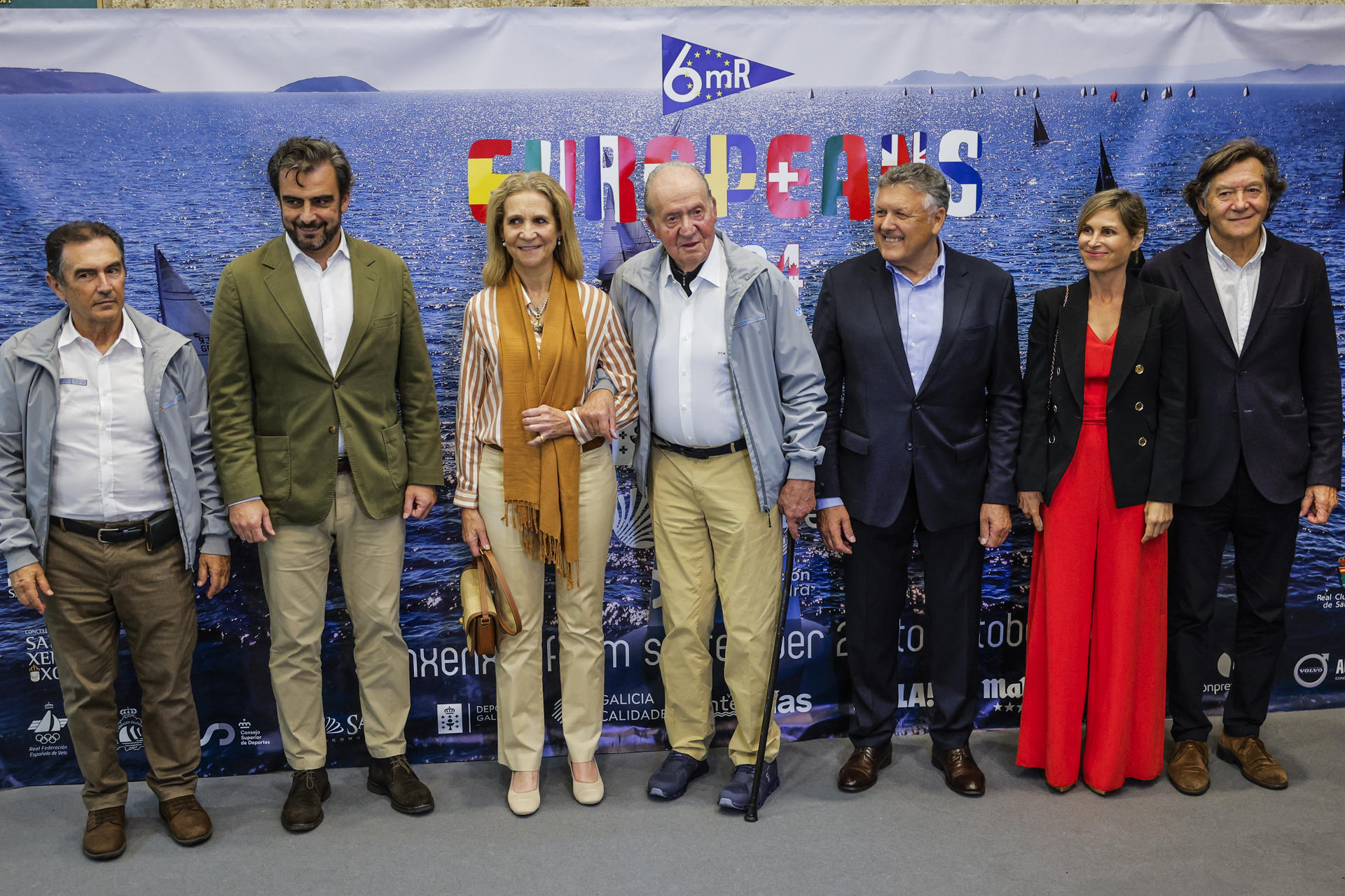 El rey Juan Carlos acompañado por la infanta Elena y autoridades gallegas, posa antes de recibir el trofeo de ganador.