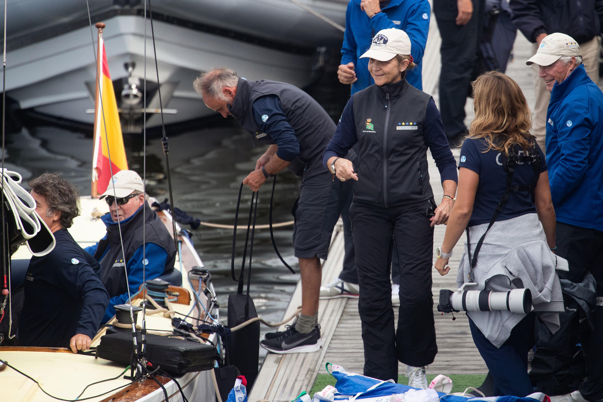 El rey Juan Carlos y la infanta Elena, en Sanxenxo, preparados para participar en la quinta jornada del Trofeo Xacobeo.