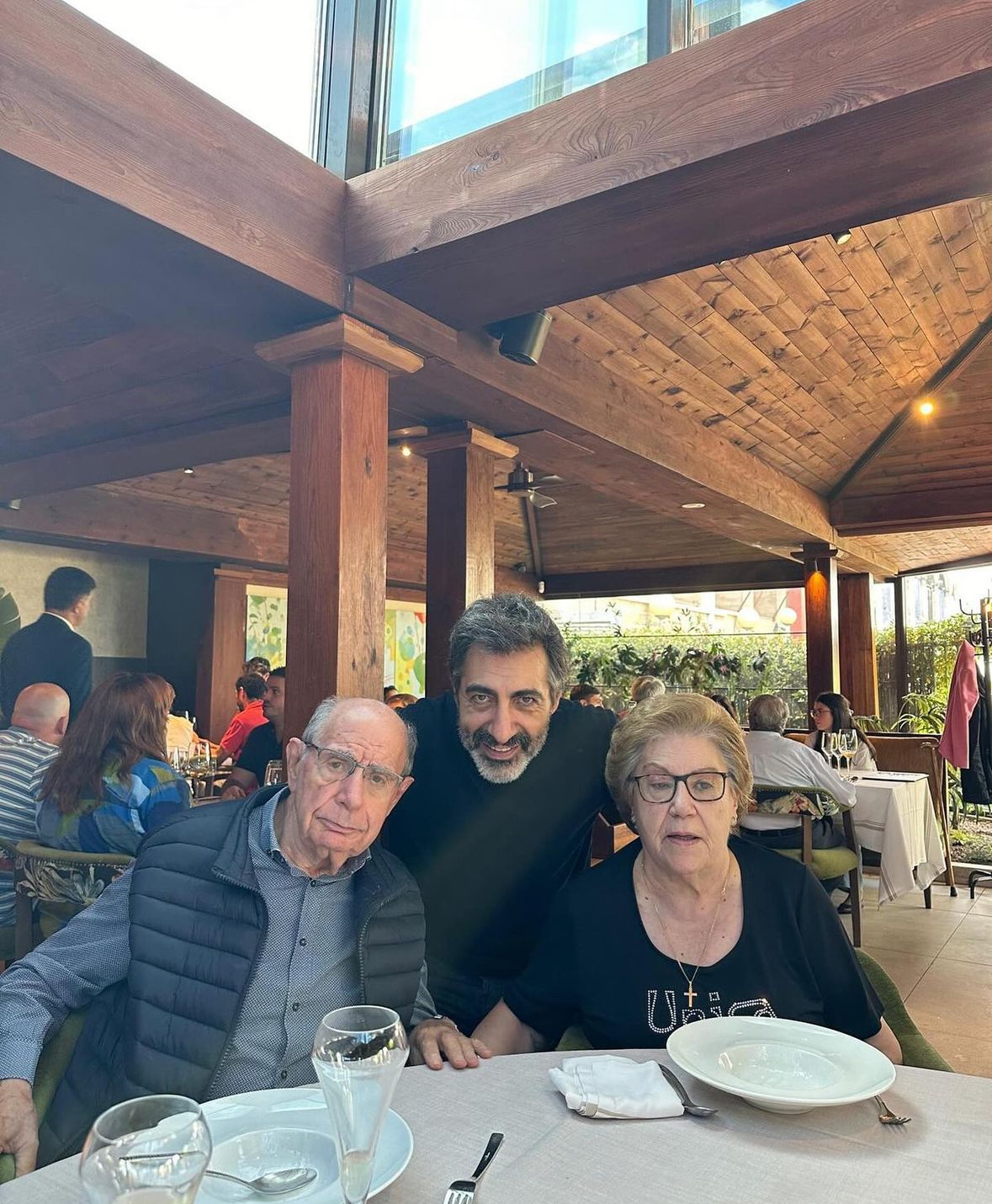 Juan del Val junto a sus padres celebrando su cumpleaños.