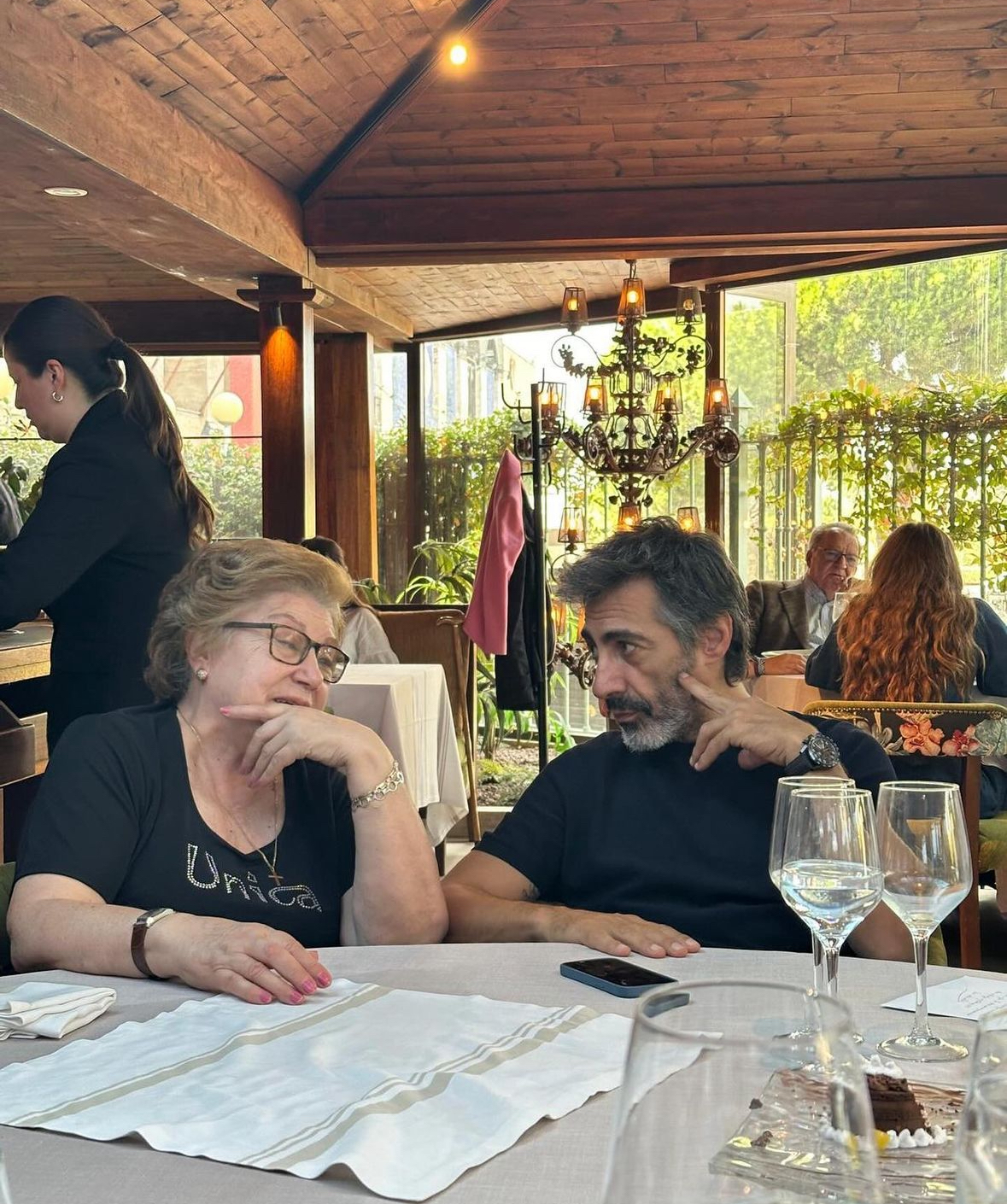 El escritor junto a su madre durante la comida.