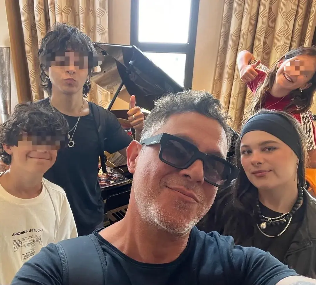 Alejandro Sanz con sus 4 hijos.