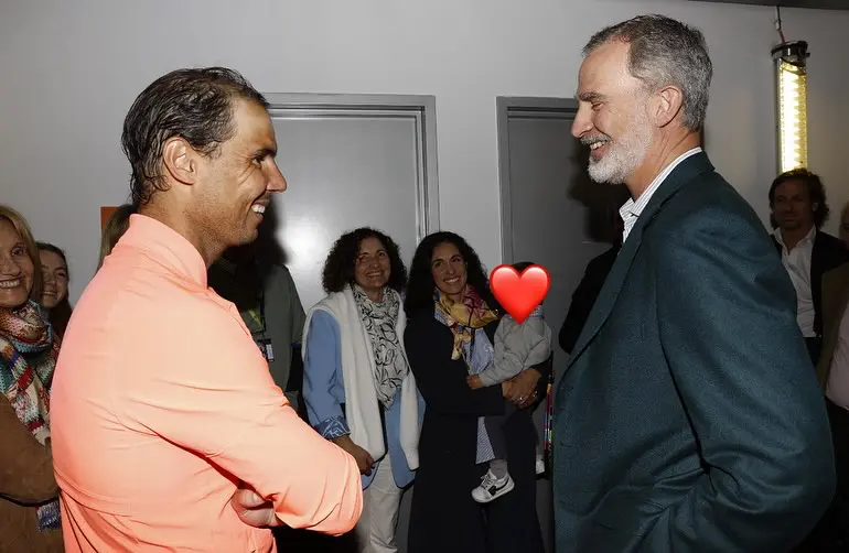 Rafa Nadal, el rey Felipe IV y detrás vemos a Mery Perelló con su hijo en brazos.