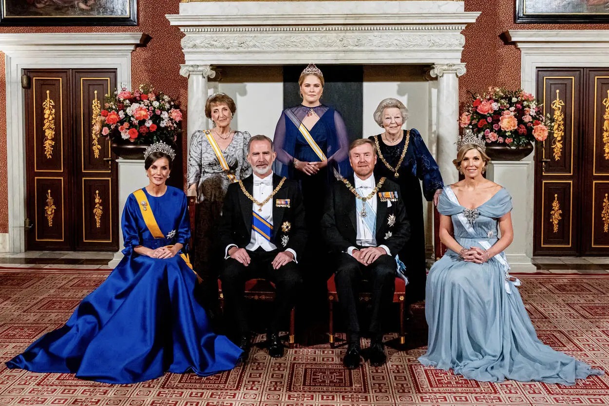 Amalia ejerció de anfitriona en la cena de estado con los reyes españoles.