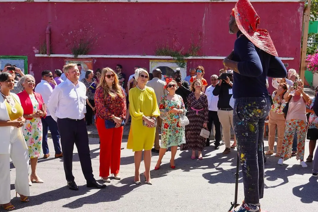 Junto a sus padres ha realizado algún viaje oficial donde hemos podido ver un estilo más desenfadado.