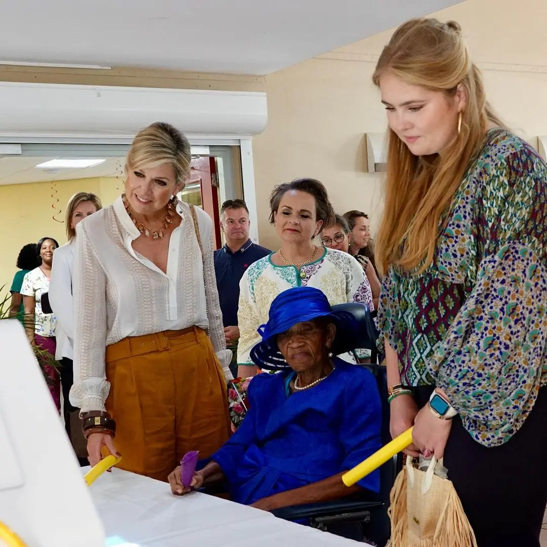 En los viajes suele combinar los pantalones con blusas estampadas, más atrevidas.