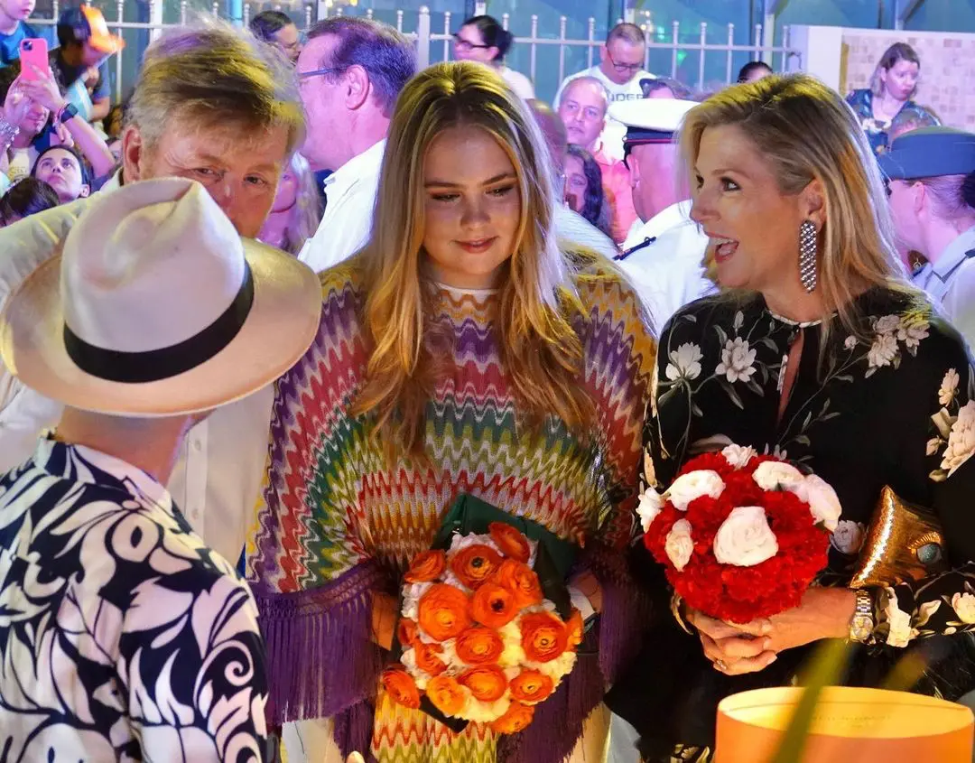 Junto con sus padres participando en la ofrenda.