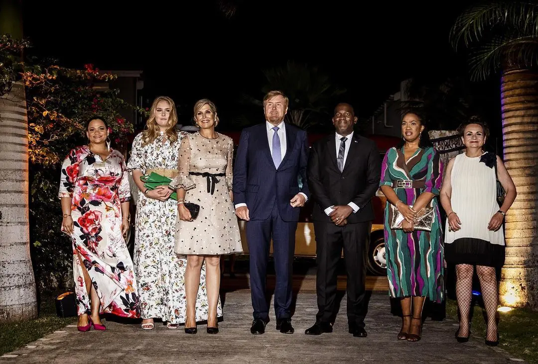 Vestido blanco y con flores para una cena oficial.