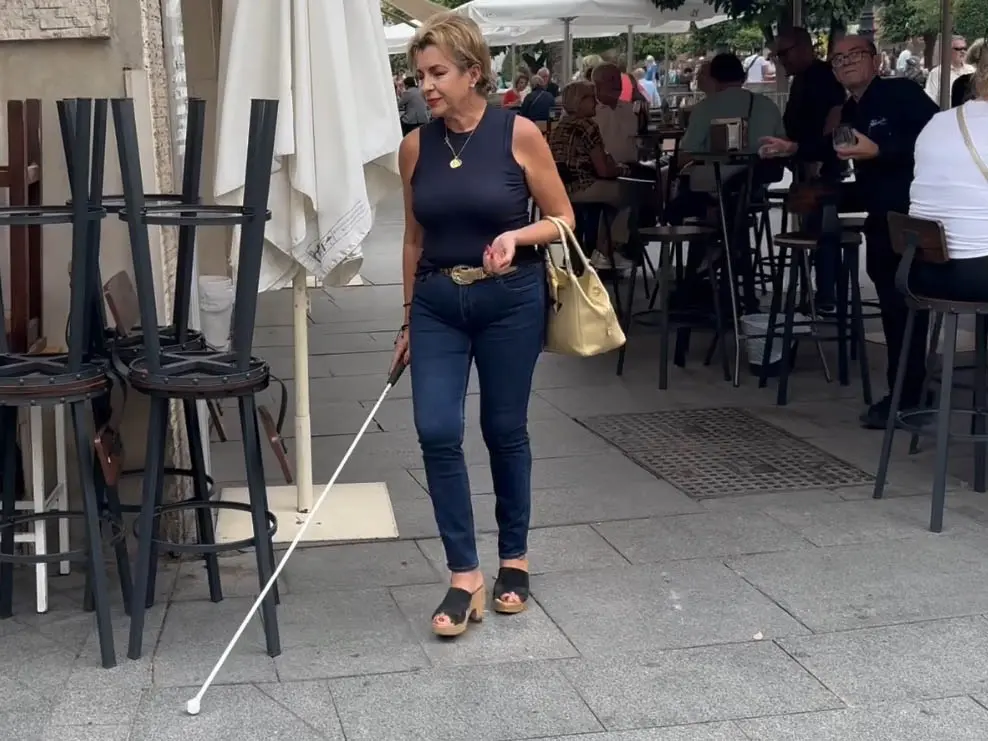 La madre de Antonio Tejado con bastón de invidentes por la calle.