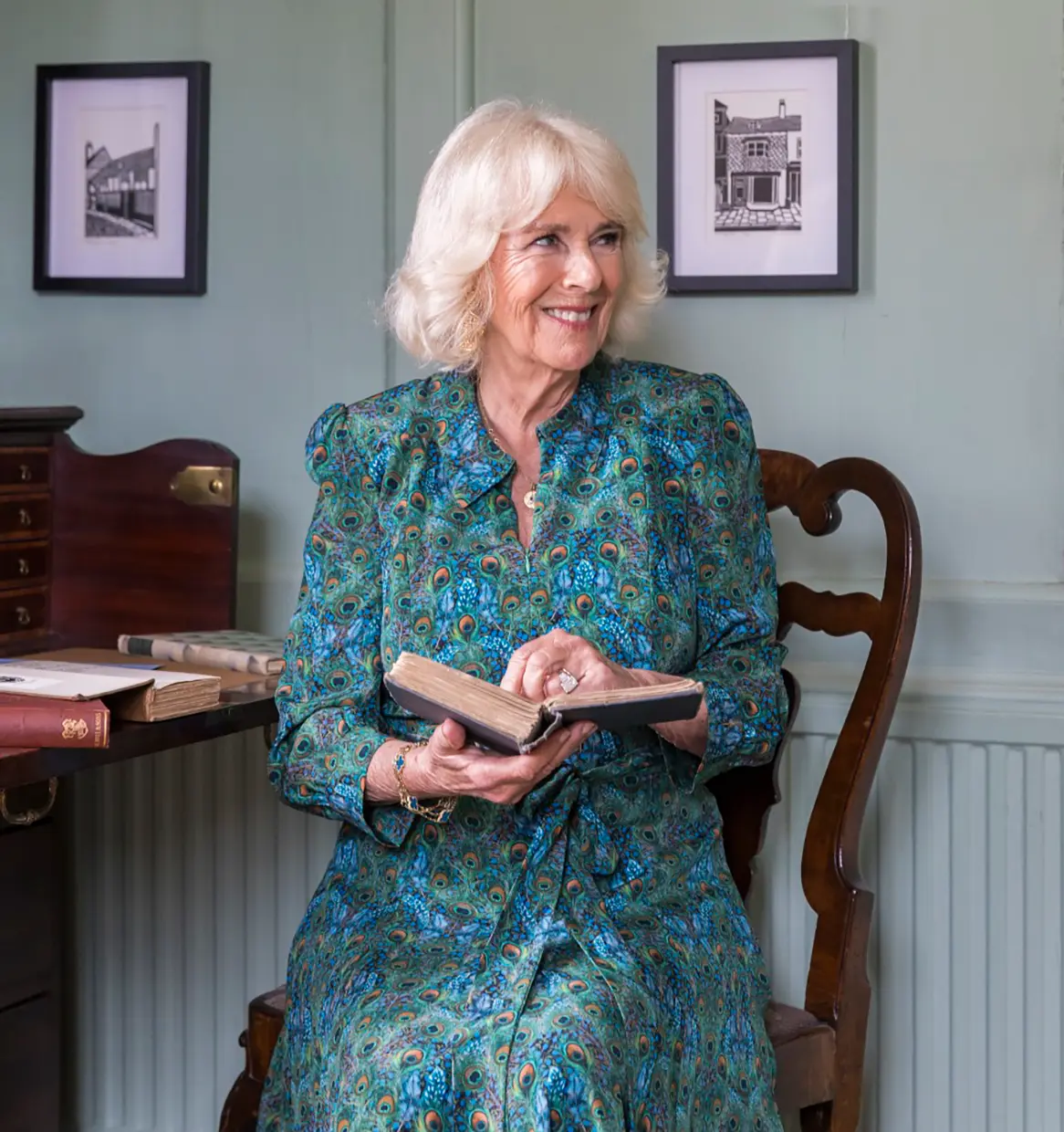 Camilla Parker Bowles posa con un libro en las manos