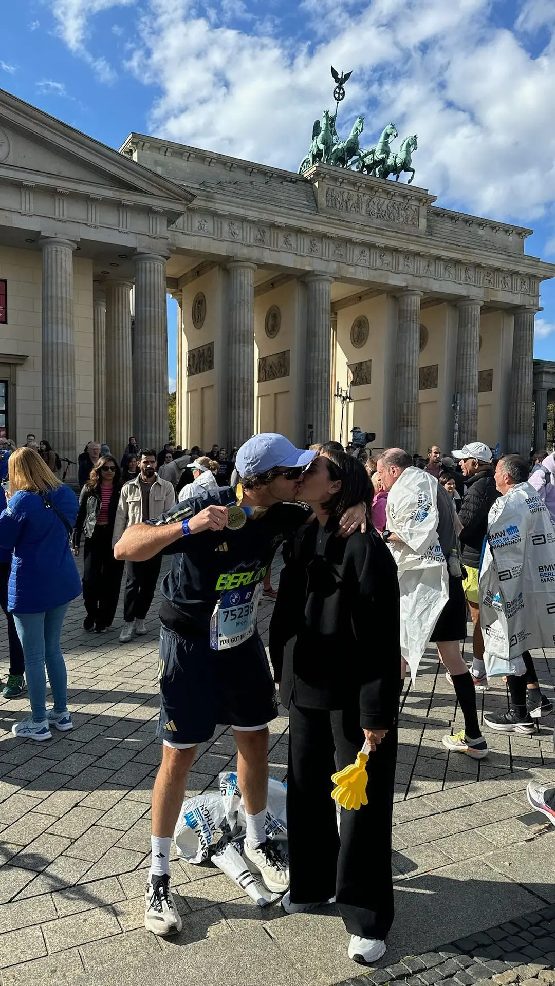 Tamara apoyando a su marido durante la maratón de Berlín.