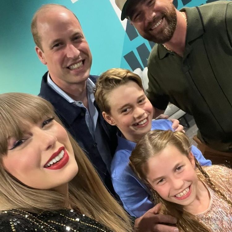 Taylor junto a Travis posando con al Príncipe Guillermo y los pequeños George y Charlotte después de uno de los conciertos en Londres.