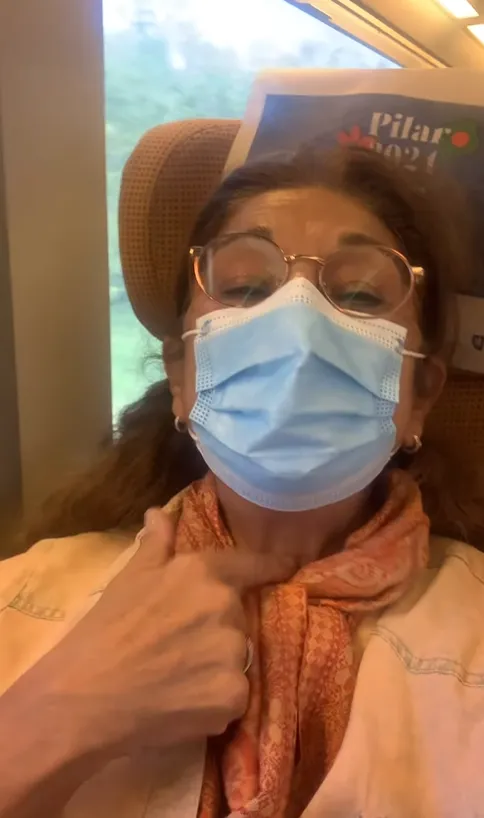 Lolita con mascarilla en el tren en un vídeo de redes