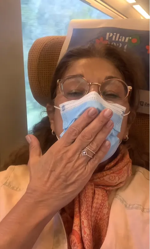 Lolita con mascarilla en el tren en un vídeo de redes