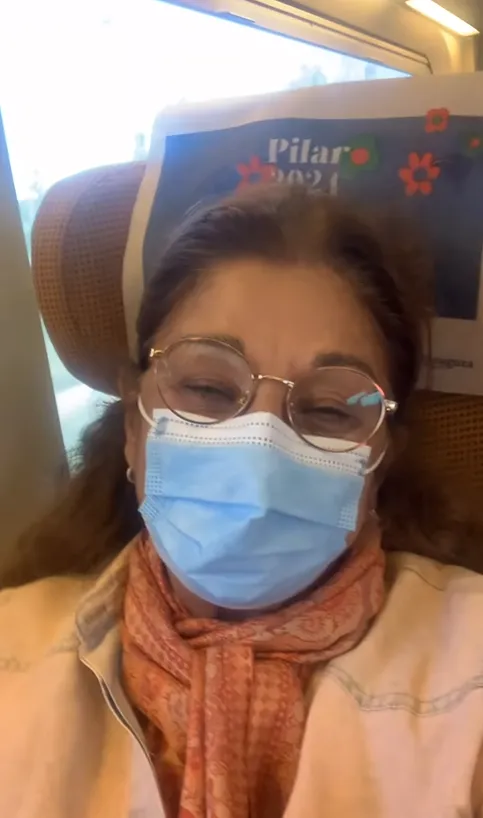 Lolita con mascarilla en el tren en un vídeo de redes