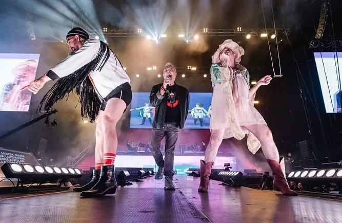 Tino en el escenario del Wizink Center con Ojete Calor.