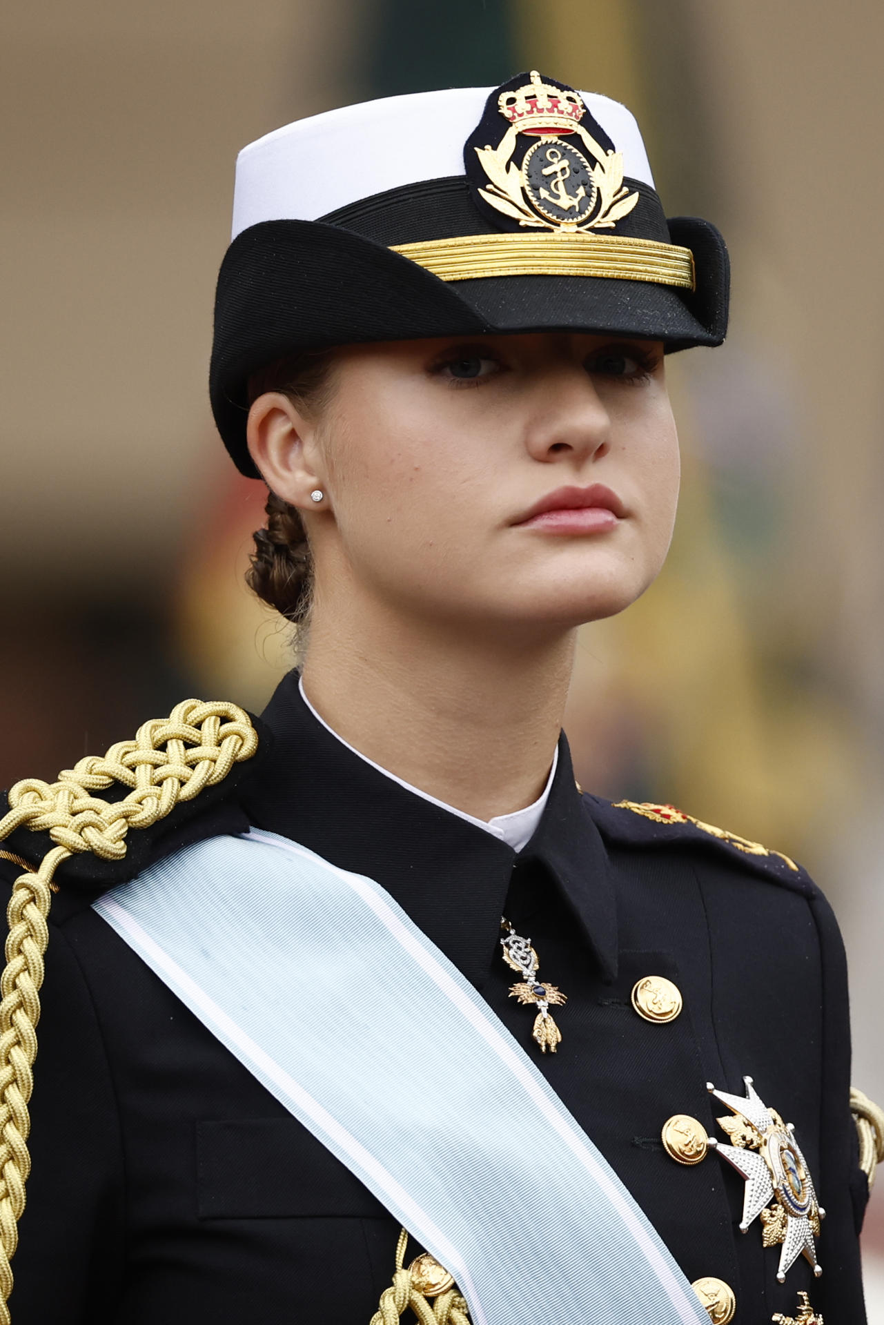 Leonor ha cumplido estrictamente el protocolo, demostrando su elegancia.