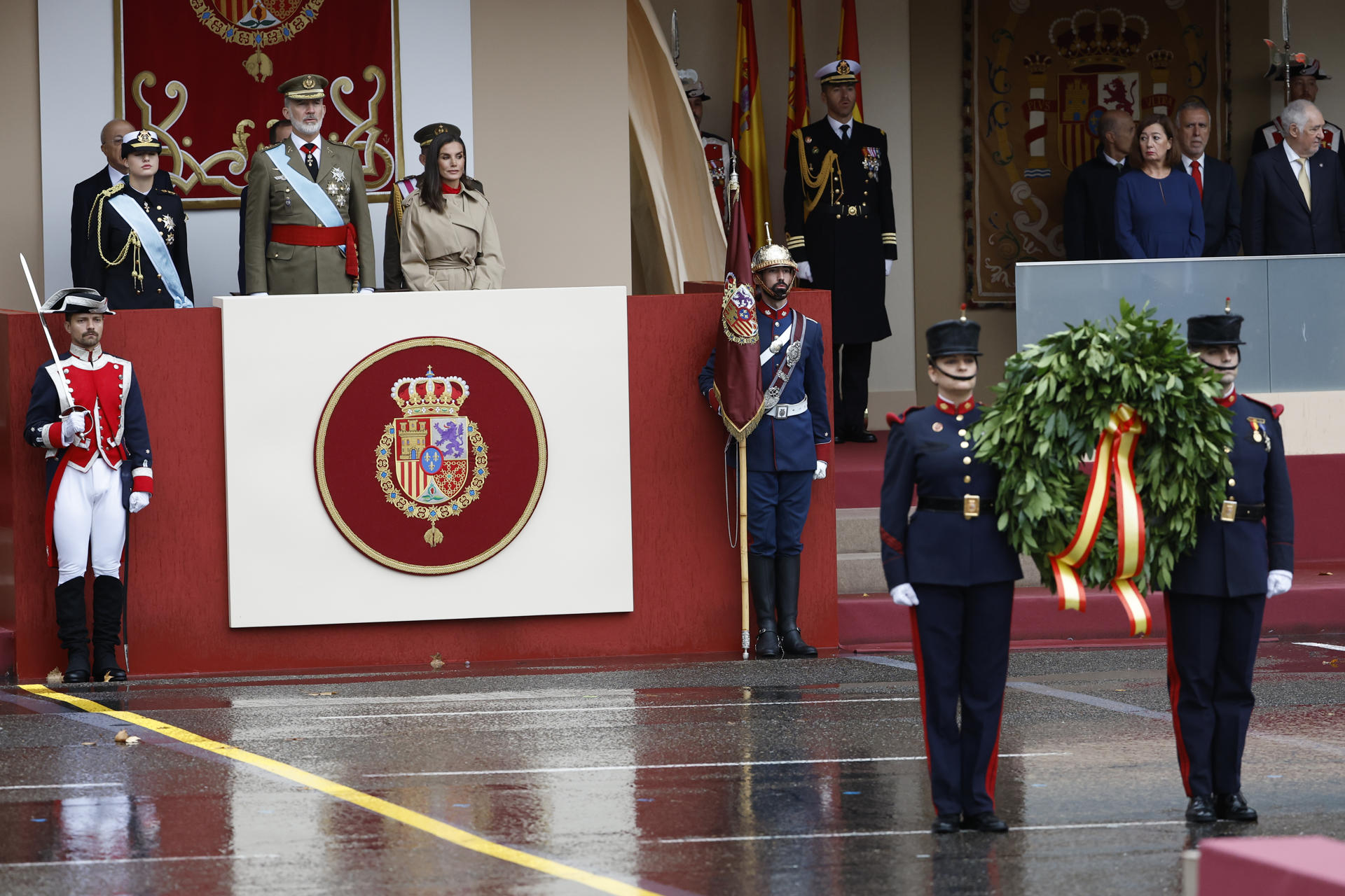 La familia Real ha presidido el desfile desde la tribuna.