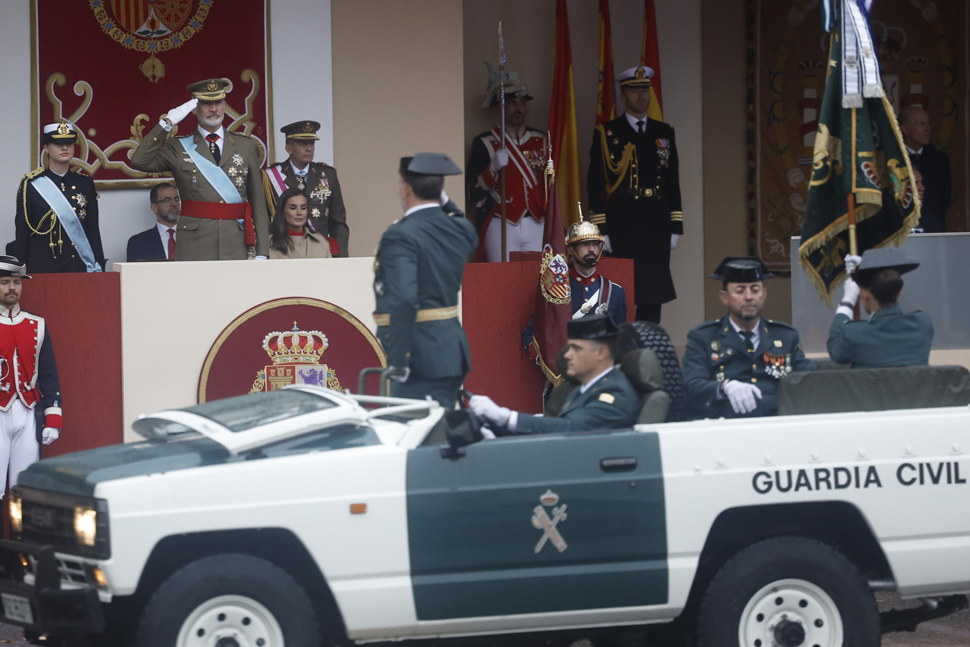 La Reina ha tenido que tomar asiento durante el desfile.