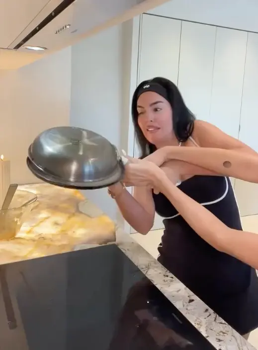 Georgina dando la vuelta a la tortilla.