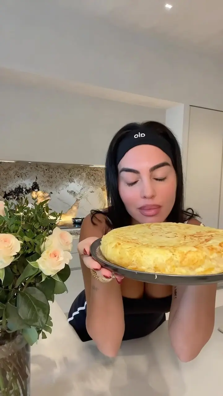 Georgina Rodríguez muestra orgullosa su tortilla de patatas.