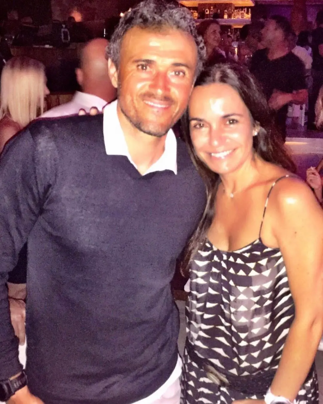 Luis Enrique junto a su mujer.