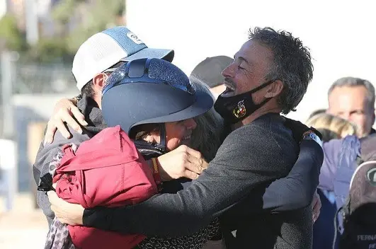 Luis Enrique abrazando a su mujer y dos dos hijos.