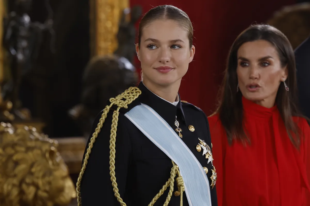 La princesa Leonor con su madre en el besamanos del 12 de octubre.