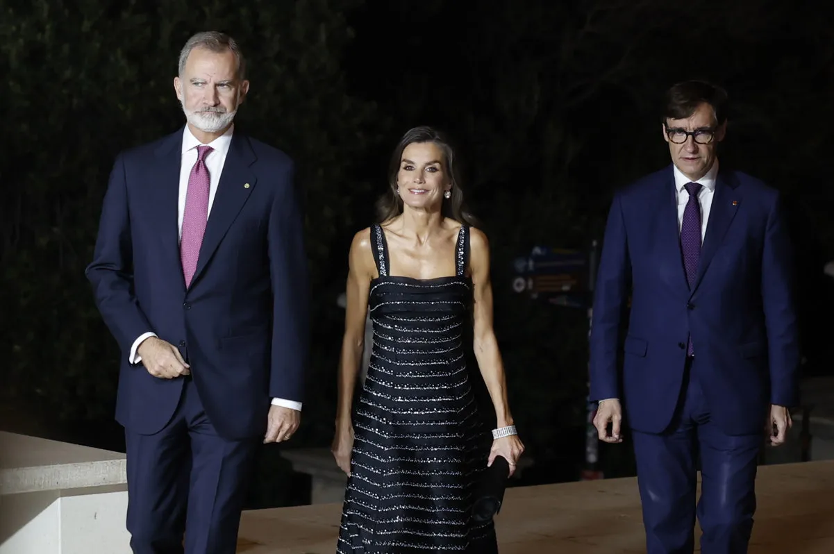 Felipe y Letizia junto a Salvador Illa.